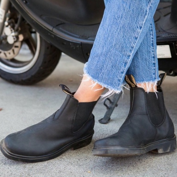 BLUNDSTONE Chelsea in Black.